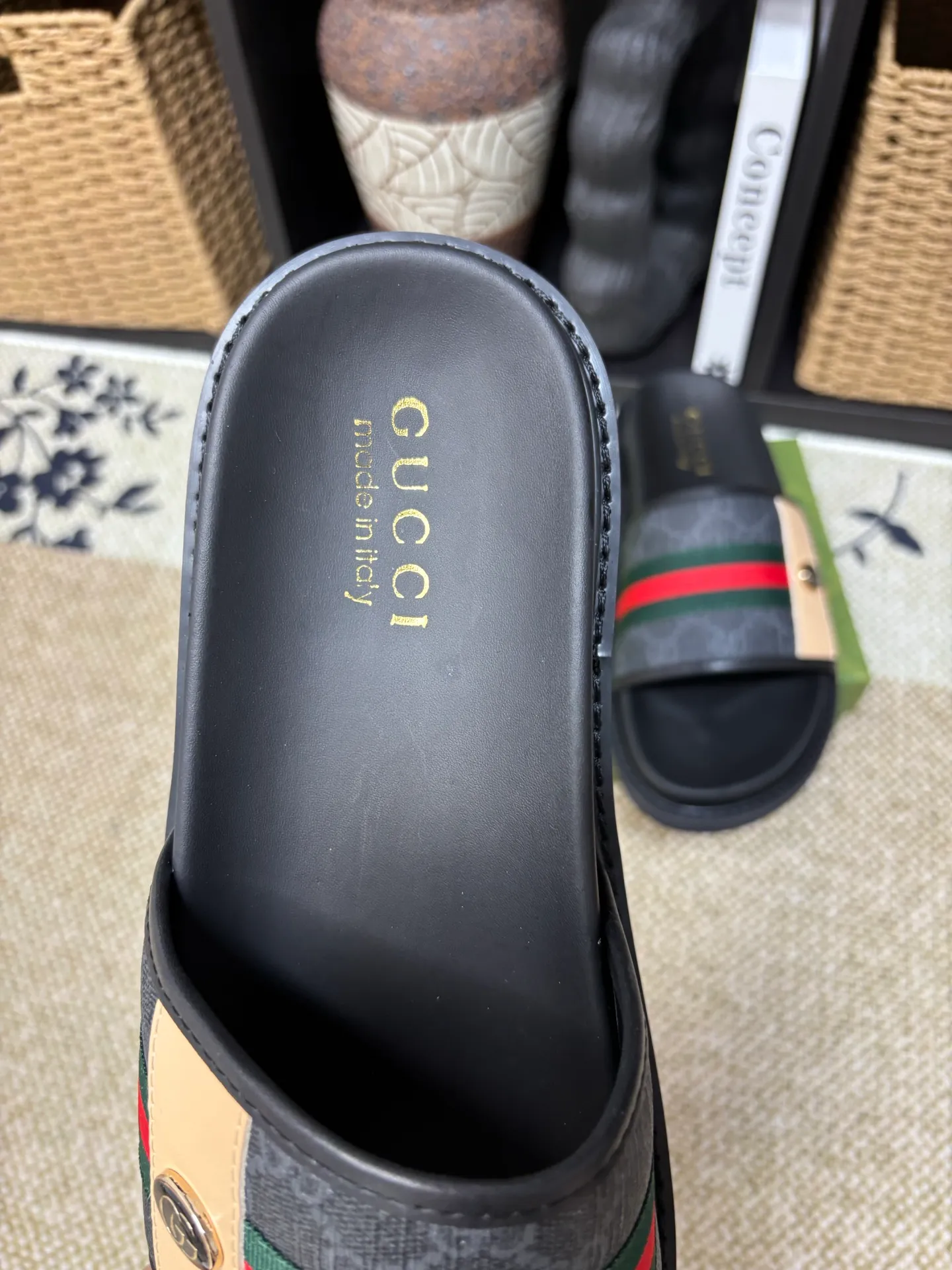 Factory 💰 300 yuan Gucci slippers] high-end men's shoes brand official website 1:1 latest masterpiece: original mold customization, the fabric is made of imported original materials, upgraded outsole, lighter and non-slip. The market's top quality, simple yet tasteful, a must-have for fashionistas, fashionable at your feet, full of confidence, the same style at the counter 👍The season of summer slippers is here. Code: 38-45 (45 customized)